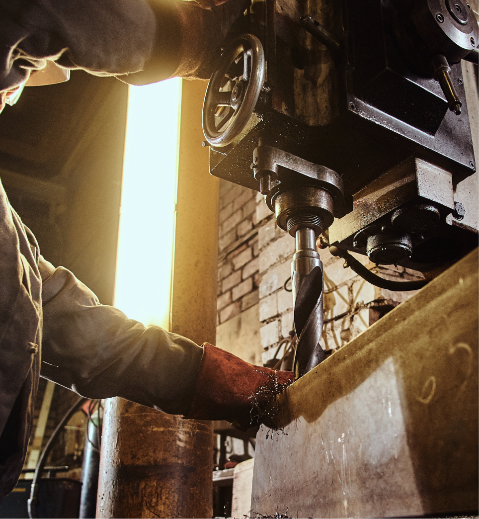 Taladro industrial en funcionamiento